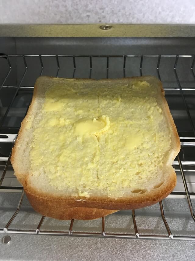 トースターにパンを入れる
