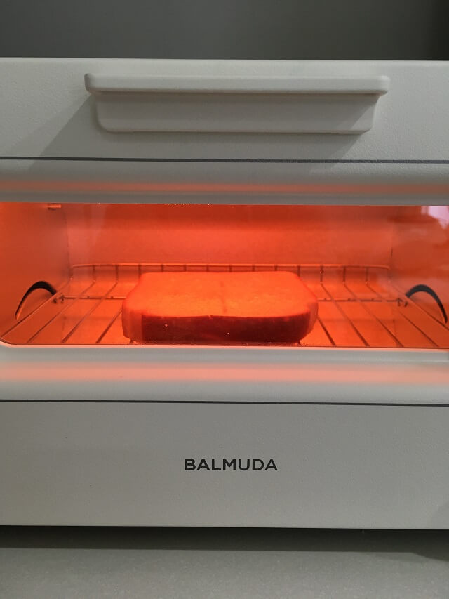 バルミューダザトースターでパンを焼く