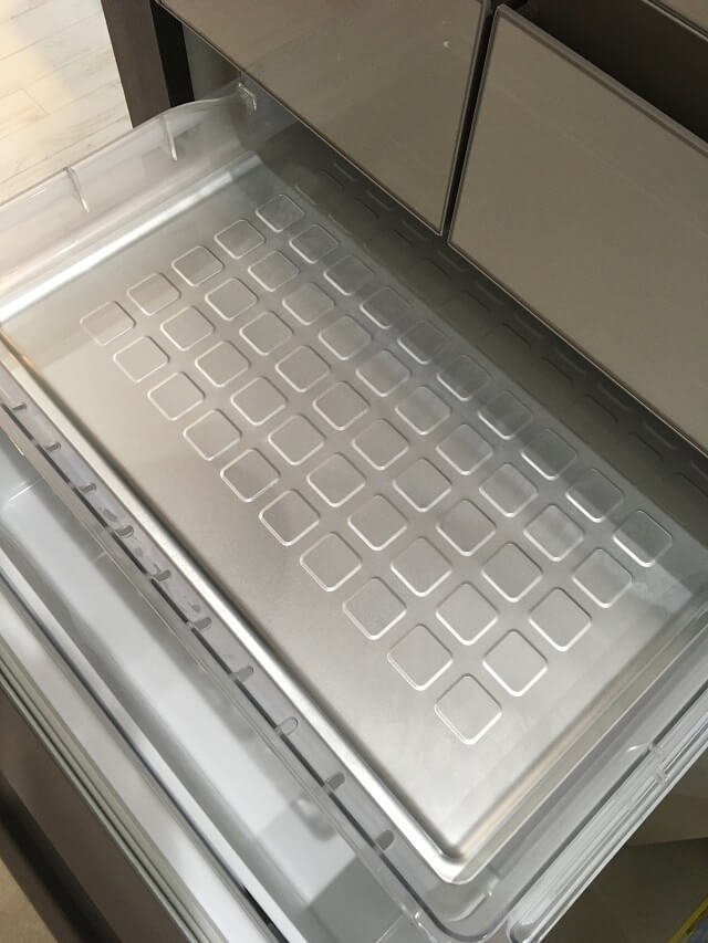 冷凍室下段の上段薄物ケース